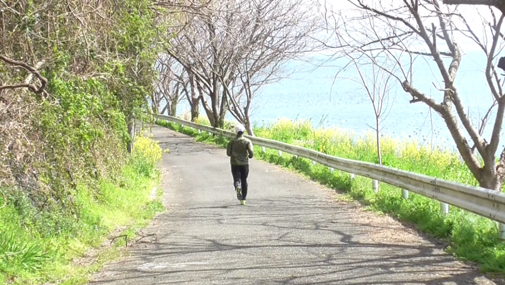 相島の歩道を走るイメージ