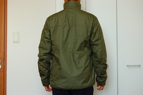 サロモン OUTRACK Insulated Jacket Men (アウトラック インサレーテッド) LC1395700を着た背面イメージ