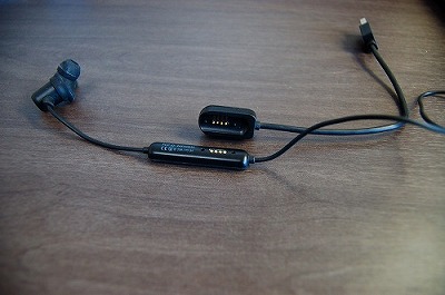 左右一体型のワイヤレスイヤホン・サウンドピーツQ35HDの充電ケーブルのコネクタ部のイメージ