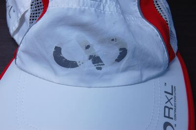 アールエルソックス ランニングキャップが60回ほどの洗濯で、前面ロゴが剥がれたイメージ