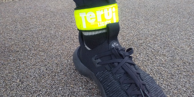 TERUI Lights ランニング LEDライトを足首に装着したイメージ
