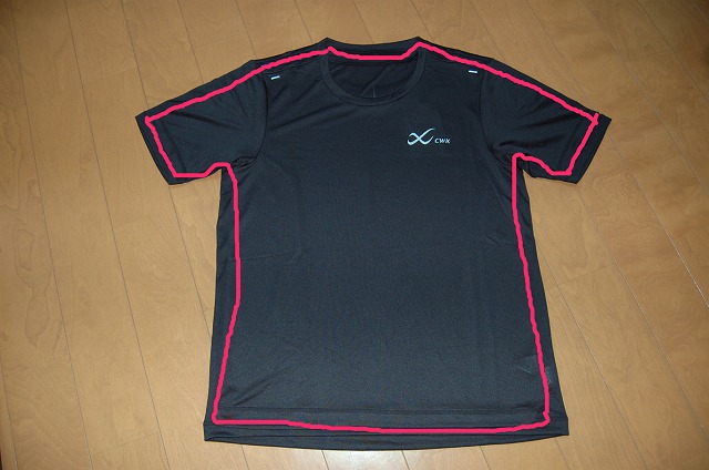 CW-XのTシャツDLO135のMサイズの上にSサイズを重ねたイメージ