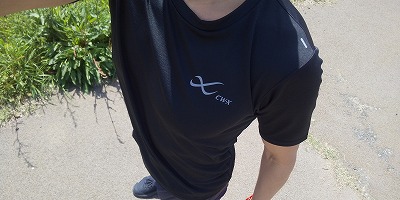 シーダブリューエックス（CW-X）の半袖シャツを着たイメージ