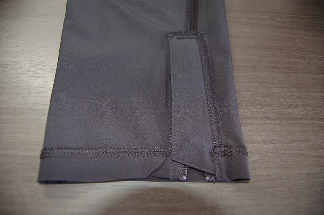 UAストームパンツの裾ジッパーの内側