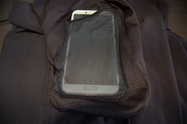 UAストームパンツの右ポケットのデバイスパーテーションを入れたイメージ