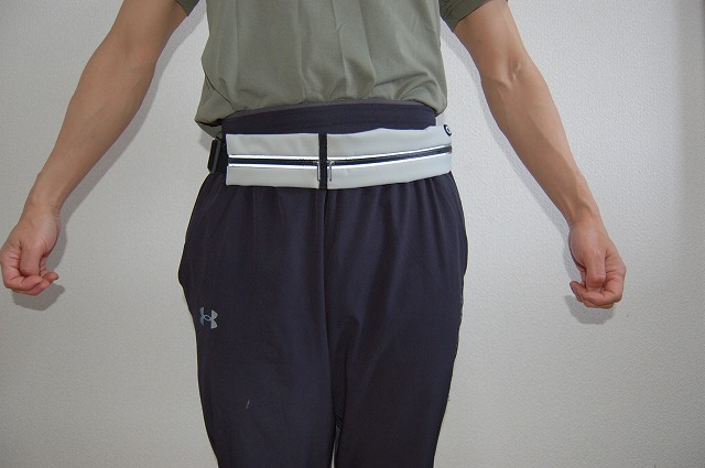 UAストームパンツを穿いてランニングポーチを装着したイメージ