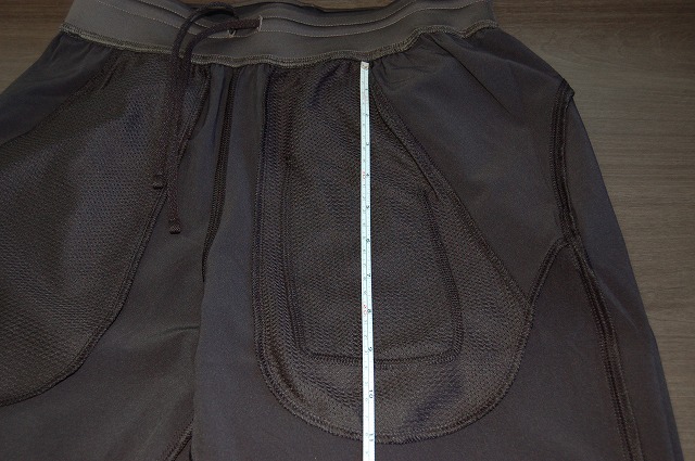 UAストームパンツのポケットを測るイメージ