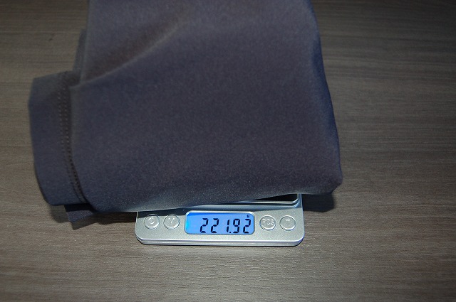 UAストームパンツの重量を測るイメージ