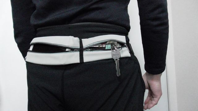 ランニングポーチに鍵とスマホを入れたイメージ