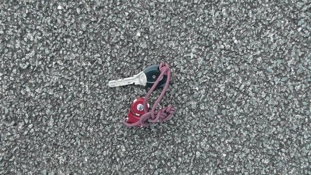 道路に鍵を落としたイメージ
