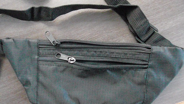 百均ウエストポーチの表面ポケット