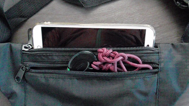 ウエストポーチに鍵とスマホを入れたイメージ