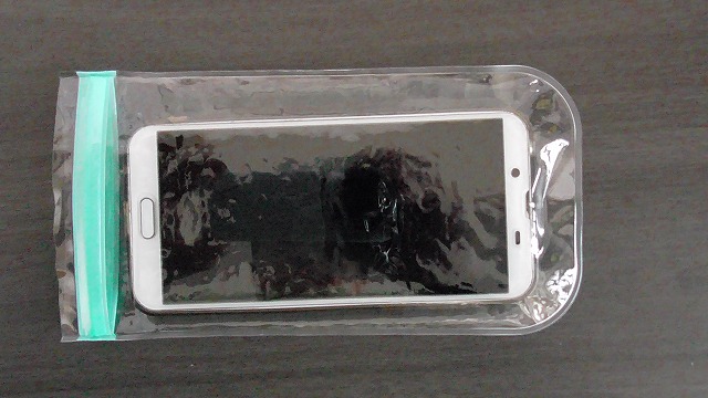 百均の防水ケースにスマホを入れたイメージ