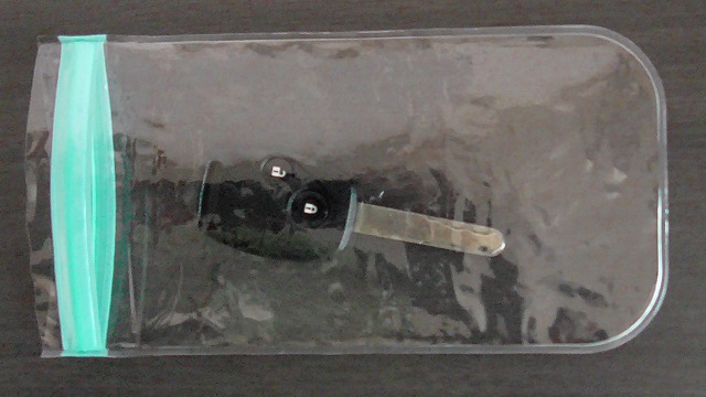 車のキーを百均の防水ケースに入れたイメージ