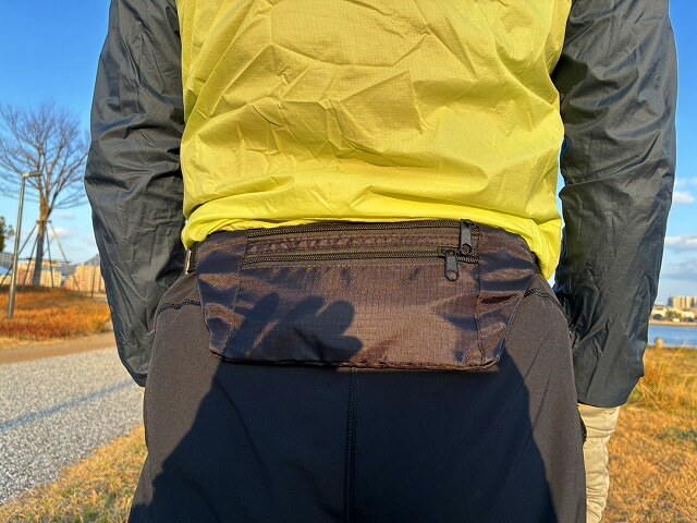 ウエストポーチを腰に巻いたイメージ
